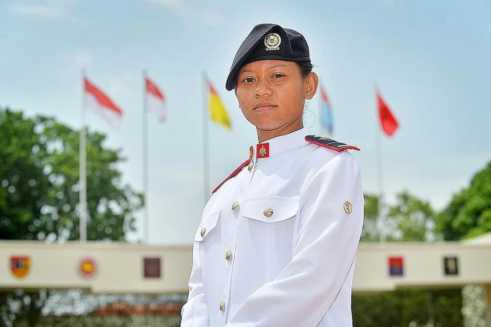 MENCAPAI IMPIAN: ME1 Syarah merupakan salah seorang daripada 923 kadet yang ditauliahkan sebagai pakar dan pakar tentera SAF dalam Perbarisan Tamat Kursus Kadet Pakar ke-51 di Kem Pasir Laba baru-baru ini.