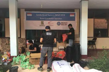 PROGRAM KEMANUSIAAN: Antara projek bantuan yang dijalankan Mercy Relief termasuk agihan kepada mangsa tsunami Selat Sunda pada 2018. - Foto fail