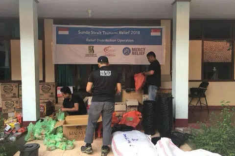 PROGRAM KEMANUSIAAN: Antara projek bantuan yang dijalankan Mercy Relief termasuk agihan kepada mangsa tsunami Selat Sunda pada 2018. - Foto fail