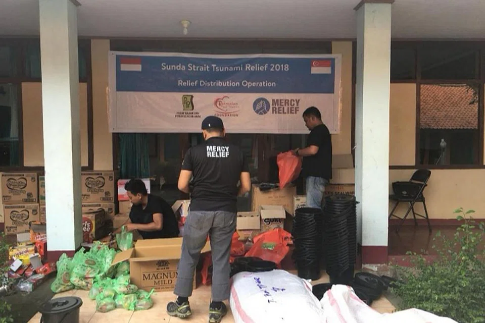 PROGRAM KEMANUSIAAN: Antara projek bantuan yang dijalankan Mercy Relief termasuk agihan kepada mangsa tsunami Selat Sunda pada 2018. - Foto fail