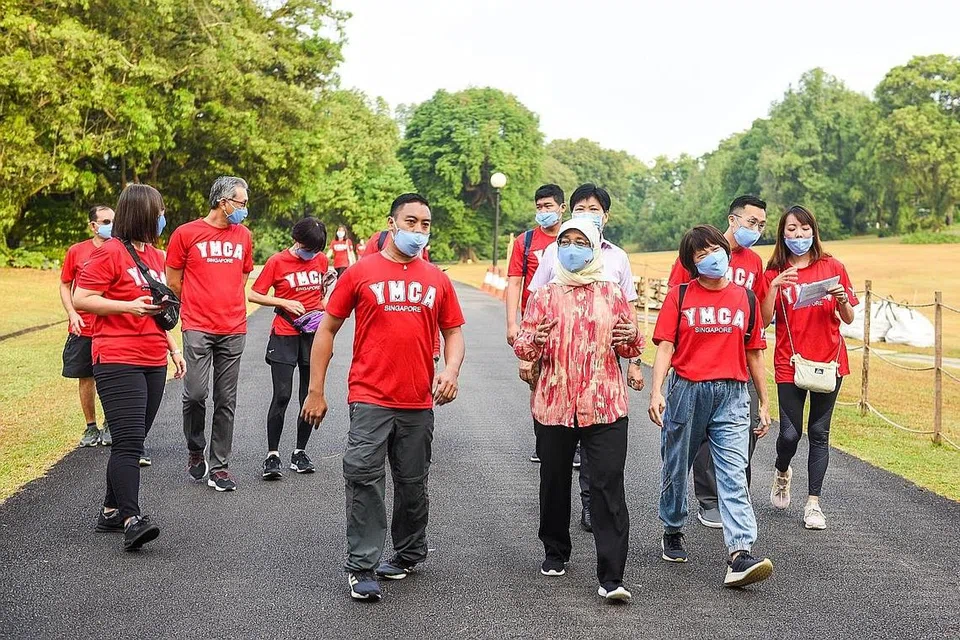 MELANCARKAN 'PENDAKIAN': Presiden Halimah (depan, dua dari kanan), yang melancarkan Cabaran Inklusif Keperluan Khas YMCA 2021 semalam, berbual dengan Encik Harun, salah seorang duta YMCA berkeperluan khas yang juga peserta cabaran itu. - Foto YMCA