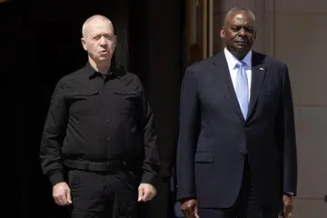 Menteri Pertahanan Israel, Encik Yoav Gallant (kiri), bertemu Setiausaha Pertahanan Amerika Syarikat, Encik Lloyd Austin, bagi bincangkan usaha Amerika  mencapai perjanjian diplomatik untuk meredakan ketegangan di sempadan Israel-Lebanon.
