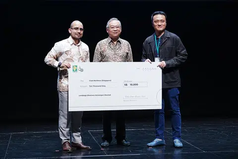 (Dari kiri) Presiden LBKM, Dr Syed Harun Alhabsyi dan Timbalan Perdana Menteri (DPM), Encik Gan Kim Yong menyerahkan cek sebanyak $10,000 kepada Pengarah Eksekutif, Club Rainbow Singapura. Encik Teo Siang Loong.