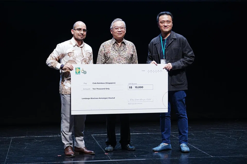 (Dari kiri) Presiden LBKM, Dr Syed Harun Alhabsyi dan Timbalan Perdana Menteri (DPM), Encik Gan Kim Yong menyerahkan cek sebanyak $10,000 kepada Pengarah Eksekutif, Club Rainbow Singapura. Encik Teo Siang Loong.