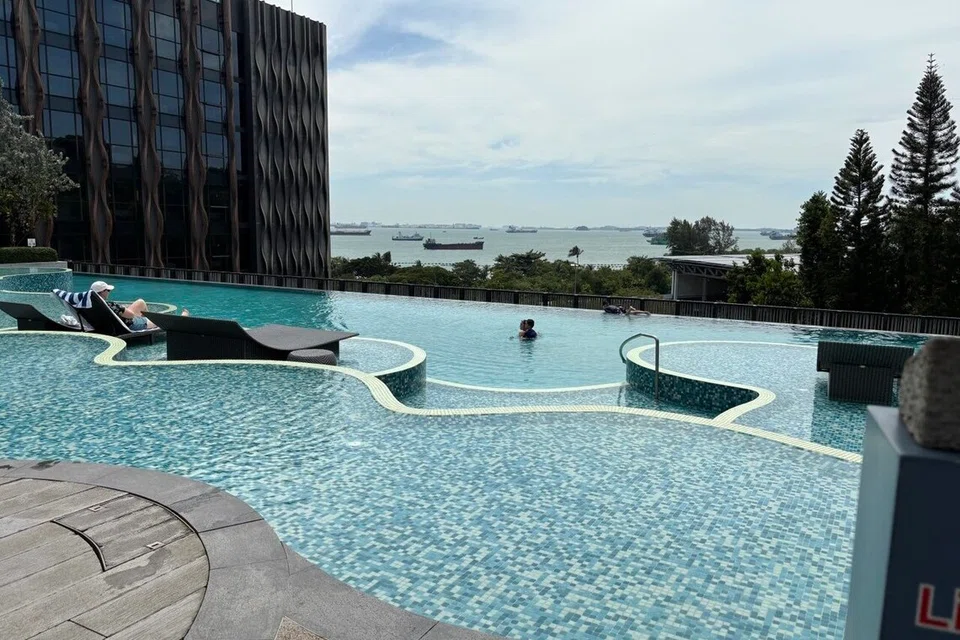 Pemandangan Pamukkale Pool, kolam renang bertingkat dan juga lengkap dengan infinity pool.