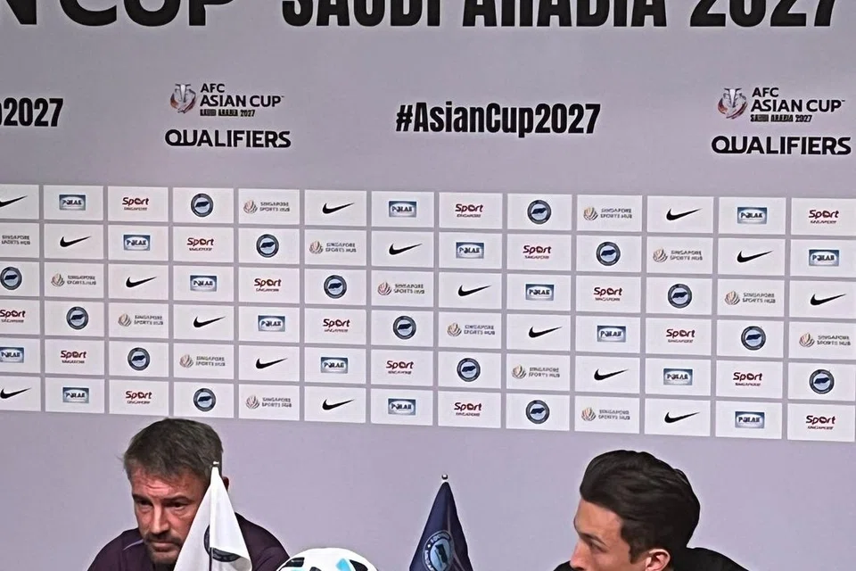 Ketua jurulatih Hong Kong, Ashley Westwood (kiri) , bersama penyerang Hong Kong, Matt Orr. Mereka berdua nyatakan bahawa mereka berwaspada menghadapi Singapura walaupun Singa baru dikalahkan oleh Nepal pada 21 Mac. 
