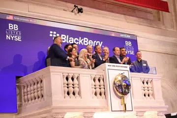Ketua Pegawai Eksekutif Blackberry, Encik John Giamatteo (tengah), meraikannya selepas membunyikan loceng pembukaan di Bursa Saham New York semasa dagangan pagi pada 31 Julai 2024 di New York City.