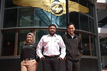 PENDIDIKAN PENERBANGAN: Encik Faris (kanan) bersama Kapten Saravanan (tengah) dan Cik Fadhilah bekerja bersama untuk mempersiapkan anak-anak muda yang ingin menjadi juruterbang. - Foto BH oleh KELLY HUI