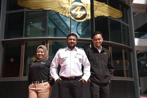 PENDIDIKAN PENERBANGAN: Encik Faris (kanan) bersama Kapten Saravanan (tengah) dan Cik Fadhilah bekerja bersama untuk mempersiapkan anak-anak muda yang ingin menjadi juruterbang. - Foto BH oleh KELLY HUI