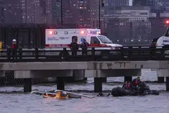 Para anggota penyelamat mencari mangsa helikopter yang terhempas di Sungai Hudson, di Bandar Jersey, New Jersey, Amerika Syarikat, pada 10 April.