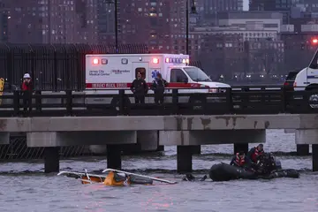 Para anggota penyelamat mencari mangsa helikopter yang terhempas di Sungai Hudson, di Bandar Jersey, New Jersey, Amerika Syarikat, pada 10 April.