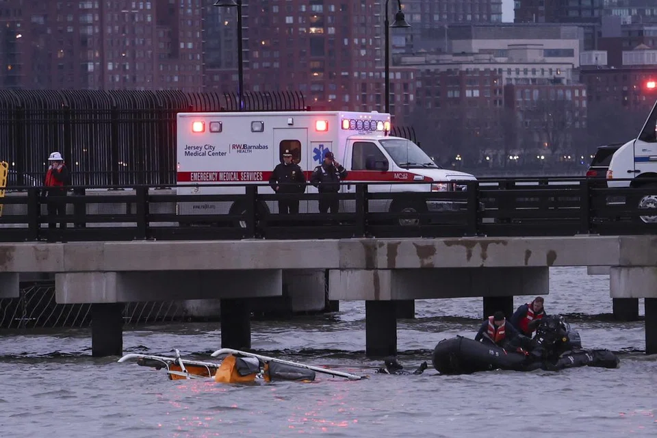 Para anggota penyelamat mencari mangsa helikopter yang terhempas di Sungai Hudson, di Bandar Jersey, New Jersey, Amerika Syarikat, pada 10 April.