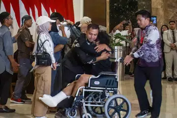 Seorang kelasi Indonesia yang menggunakan kerusi roda disambut anggota keluarganya sejurus tiba di Lapangan Terbang Antarabangsa Soekarno-Hatta di Tangerang, Banten, pada 6 Oktober 2026, selepas dibebaskan daripada tawanan lanun Somalia. Empat kelasi Indonesia selamat pulang selepas ditawan lebih lima bulan sejak kapal tangki MT Honour 25 dirampas pada 22 April, dengan seorang daripada mereka mengalami kecederaan tembakan di kaki akibat ditembak penculik.