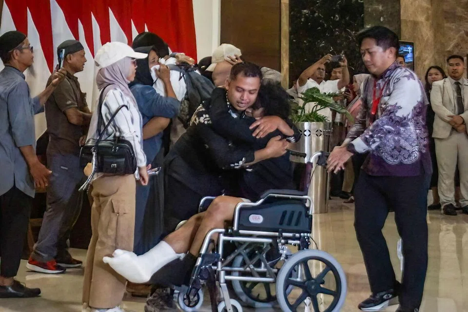 Seorang kelasi Indonesia yang menggunakan kerusi roda disambut anggota keluarganya sejurus tiba di Lapangan Terbang Antarabangsa Soekarno-Hatta di Tangerang, Banten, pada 6 Oktober 2026, selepas dibebaskan daripada tawanan lanun Somalia. Empat kelasi Indonesia selamat pulang selepas ditawan lebih lima bulan sejak kapal tangki MT Honour 25 dirampas pada 22 April, dengan seorang daripada mereka mengalami kecederaan tembakan di kaki akibat ditembak penculik.