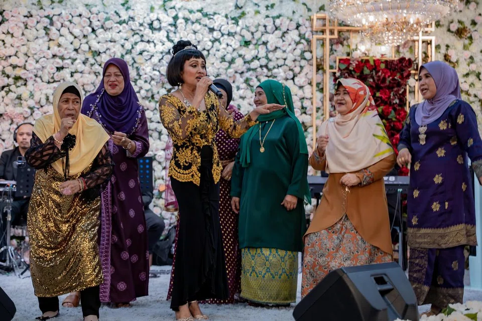 USIK MENGUSIK: Rozita Rohaizad, (tiga dari kiri) yang merupakan anak seniwati Mariani Ismail, bertemankan penonton yang teruja menyanyi dan menari bersama.