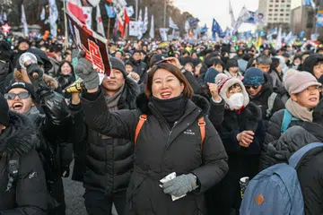 Sekurang-kurangnya 200,000 orang berkumpul di luar Dewan Negara pada 14 Disember untuk menyokong penyingkiran Presiden Korea Selatan, Encik Yoon Suk Yeol. 