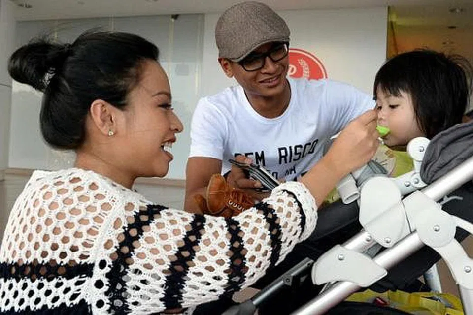 LUANG MASA BERSAMA ISTERI: Safuwan, yang pulang untuk menyarungi jersi skuad negara bagi dua perlawanan persahabatan, meluangkan masa dengan isteri, Alia Qistina, dan anak seorang kenalan pasangan itu yang berusia setahun lebih, Rifal Elhan. - Foto ZAINAL YAHYA