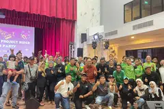 HARGAI PEKERJA: Sekitar 100 pekerja penghantar makanan menyertai Pesta Akhir Tahun Penunggang Projek Bukit Panjang  di Kelab Masyarakat Bukit Panjang pada 31 Disember sempena sambutan Tahun Baru. Ia turut dihadiri Anggota Parlimen (AP) SMC Bukit Panjang, Encik Liang Eng Hwa (barisan dua, lima dari kanan).