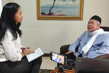 Para Wijayanto (kanan) menggesa anggota Jemaah Islamiyah (JI) supaya menjalin kepercayaan dengan pihak berkuasa dan menyerahkan semua senjata yang mereka ada kepada pihak polis dalam wawancara bersama koresponden Berita Harian di Jakarta, Cik Ismira Lutfia Tisnadibrata.