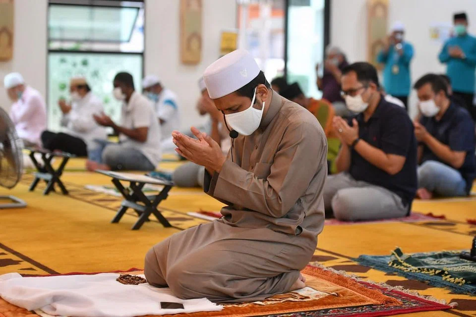 Mufti Dr Nazirudin memimpin jemaah bagi solat Jumaat di Masjid Mujahidin pada 28 Ogos 2020. Muis mengumumkan tambahan bagi tempat solat di masjid-masjid setempat mulai 4 September pada hari yang sama. 
