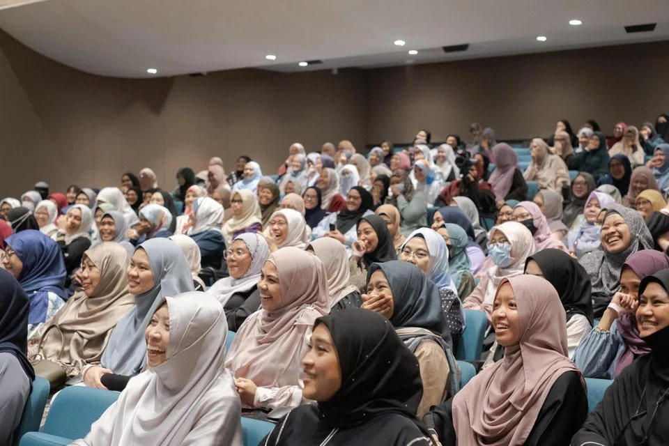 SERONOK IKUTI CERAMAH: Para peserta yang menghadiri Konvensyen Muslimah anjuran Masjid Jamiyah Ar-Rabitah di Auditorium Masjid Sultan.