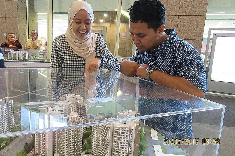 CARI FLAT: Pasangan muda kini berpeluang mendapatkan flat sendiri lebih awal dengan adanya dua skim baru HDB - tawaran flat BTO yang siap lebih awal dan tawaran semula baki flat. - Foto fail