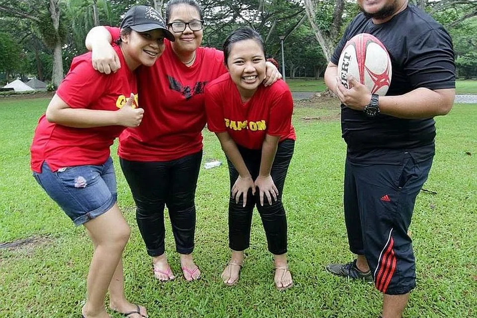 BERI MOTIVASI: Encik Muhammad Firdaus (kanan), antara relawan yang menganjurkan program ALCymPics di Taman Pasir Ris, yang bertujuan merangsang pembangunan menyeluruh belia. - Foto ihsan MUHAMMAD FIRDAUS KAMALUDIN JAMAL