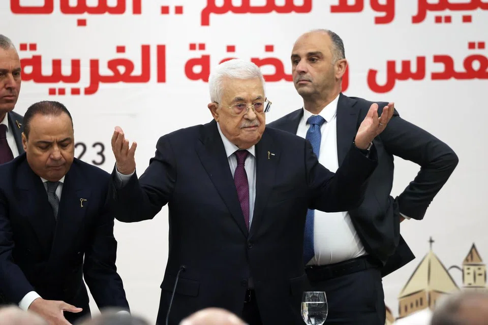 Presiden Palestin, Mahmoud Abbas, menghadiri sesi ke-32 Majlis Pusat Pertubuhan Pembebasan Palestin (PLO) di perkarangan kediaman presidennya di bandar Ramallah, Tebing Barat, pada 23 April 2025.