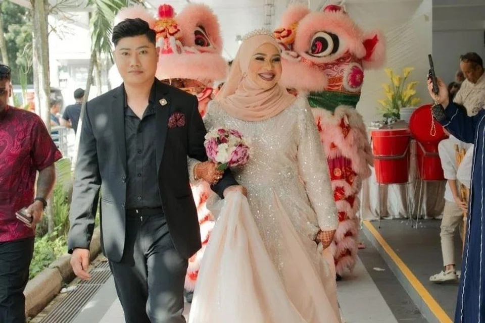 Cik Miera Faziera Mohamed Rafee dan suaminya, Encik Muhammad Arjuna Lim, memilih untuk mengadakan majlis persandingan di kolong blok kerana gemar dengan suasana bergotong-royong serta berpeluang meluangkan lebih banyak masa bersama tetamu kerana tempoh penggunaannya lebih panjang berbanding di ‘ballroom’.