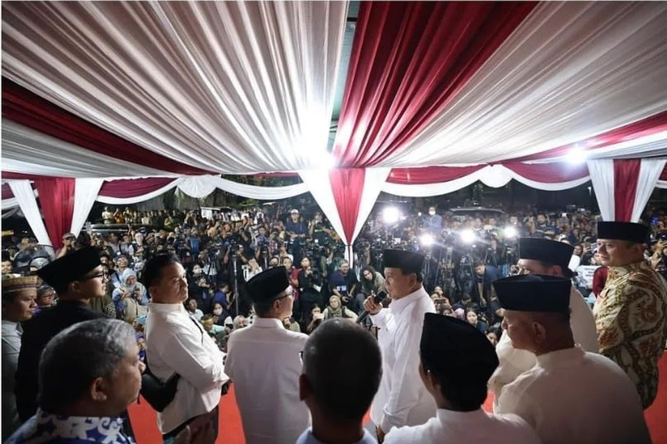 Menteri Pertahanan, Prabowo Subianto (empat dari kiri) dan gandingannya, Encik Gibran Rakabuming Raka menerima lebih 96 juta undi atau kira-kira 58.6 peratus jumlah keseluruhan bagi jawatan presiden dan naib presiden Indonesia. 