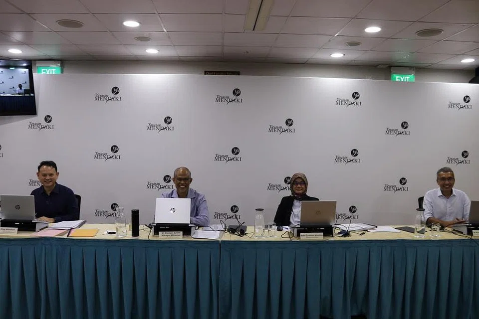 MEMBENTANG LAPORAN: (Dari kiri) Encik Zaqy, Encik Masagos, Ketua Pegawai Eksekutif Mendaki Zuraidah Abdullah dan Pengarah Kewangan Nizar Mustafa di mesyuarat agung tahunan badan bantu diri itu pada Sabtu (12 Jun).