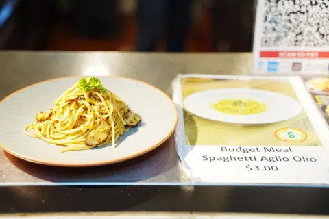 Gerai halal hidangan Barat, Chops & Sear, menjual hidangan bajet spageti ‘aglio olio’ dengan cendawan berharga $3.
