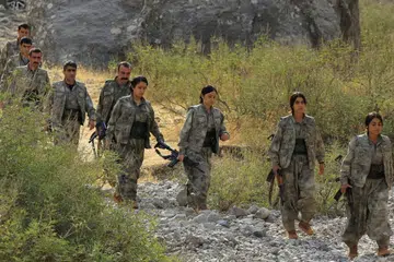 Anggota Parti Pekerja Kurdistan (PKK) menghadiri upacara pelucutan senjata di Pergunungan Qandil, Iraq, pada 2025. Upacara itu menjadi antara langkah penting dalam proses damai dengan Turkey selepas pemimpin PKK, Encik Abdullah Ocalan, menyeru kumpulan tersebut menamatkan perjuangan bersenjata dan beralih kepada saluran politik.