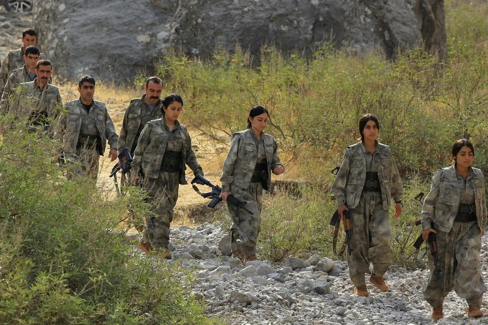 Anggota Parti Pekerja Kurdistan (PKK) menghadiri upacara pelucutan senjata di Pergunungan Qandil, Iraq, pada 2025. Upacara itu menjadi antara langkah penting dalam proses damai dengan Turkey selepas pemimpin PKK, Encik Abdullah Ocalan, menyeru kumpulan tersebut menamatkan perjuangan bersenjata dan beralih kepada saluran politik.