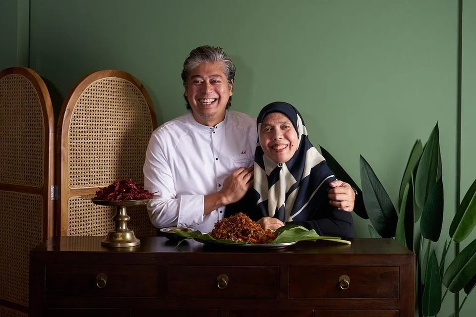 Encik Akmal Anuar (kiri), dan ibunya, Cik Raja Paridah Raja Haron (kanan), akan menyajikan menu makan malam empat hidangan, yang menggabungkan sajian tradisional dan juga interpretasi kontemporari, bermula 7 Oktober.