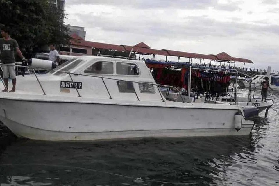 Katamaran yang digunakan untuk membawa pelancong China ke Pulau Mengalum. 