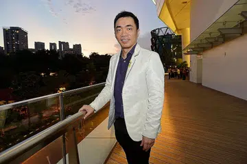 KONGSI KISAH HIDUP: Dr Elias Tam dilahirkan dalam keluarga berpendapatan rendah namun berupaya memanfaatkan segala peluang demi mencapai kejayaan. - Foto fail 