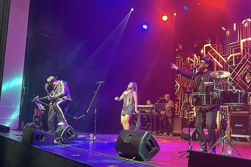 PERSEMBAHAN GAH: Persembahan oleh kugiran lagenda Singapura, Jive Talkin, menggegarkan Capitol Theatre dengan lagu-lagu hits Inggeris malar segar.
