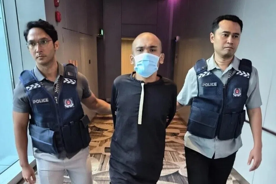 Elvin John Baptist, 27 tahun (tengah), warga Singapura, didakwa memuat naik video dirinya di media sosial yang menunjukkan beliau mengeluarkan kata-kata menghina dan kesat terhadap golongan Muslim di Singapura.