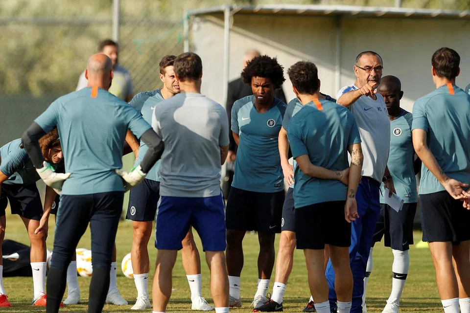 MEMPERJELAS STRATEGI: Sarri (tiga dari kanan) memberi taklimat kepada pemain Chelsea sewaktu latihan baru-baru ini. - Foto REUTERS