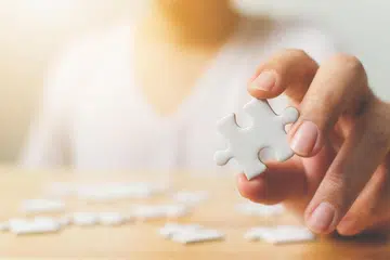 Autisme, atau istilah penuhnya ‘Autism Spectrum Disorder (ASD)‘, adalah keadaan neurologi yang memberi kesan kepada cara seseorang berkomunikasi, berinteraksi dan memproses dunia di sekeliling mereka. Ia dikenali sebagai ‘spektrum’ kerana ciri dan keadaannya berbeza daripada seorang individu ke individu lain.