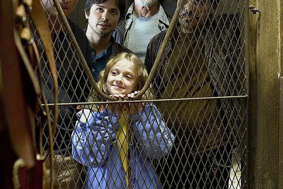 ANTARA FILEM: Lakonan Dakota Fanning (depan) semasa zaman kanak-kanaknya dalam filem 'Dreamer'. - Foto fail 