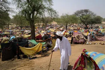 BELUM ADA NOKTAHNYA: Seorang warga tua Sudan yang melarikan diri daripada konflik di wilayah Darfur, Sudan, berjalan melepasi tempat perlindungan sementara berhampiran sempadan antara Sudan dengan Chad.