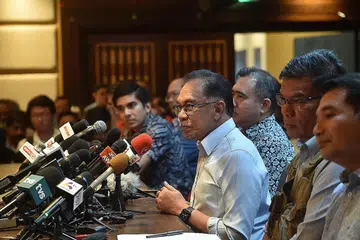 USAHA BERGABUNG: Pengerusi Pakatan Harapan, Datuk Seri Anwar Ibrahim (tengah), mengadakan sidang media di Kuala Lumpur, Malaysia semalam dalam usaha memecahkan kebuntuan selepas pilihan raya Malaysia menyaksikan tiada parti muncul dengan majoriti jelas. - Foto AFP