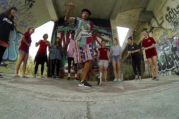  LIGAT MENARI: Encik Ammer, yang minatnya dalam bidang seni tarian dan muzik digilap sejak usianya 17 tahun, menunjukkan bakatnya di sebuah festival seni di Reims, Perancis, pada 2015. Selain itu, beliau juga berani meneroka bidang perfileman meskipun kurang daya pendengaran.