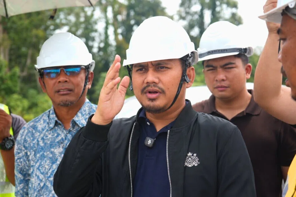 Pengerusi Jawatankuasa Kerja Raya, Pengangkutan, Infrastruktur dan Komunikasi Johor, Encik Mohamad Fazli Mohamad Salleh (tengah).