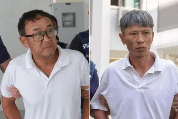 Li Zhihong (kiri) dan Liu Xuetao dibawa semula ke lokasi kejadian di Blok 105 Towner Road pada 31 Januari.