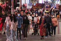 Jumlah jangkitan Covid-19 yang dianggarkan juga berkurang selama empat minggu berturut-turut. 