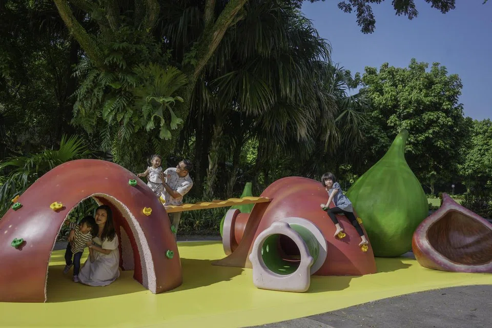KENALI ALAM, NIKMATI KEHIJAUAN: Kanak-kanak boleh bermain-main di taman permainan bertemakan alam semula jadi yang menampilkan patung gergasi rama-rama, burung rajawali, katak dart beracun dan ara telinga gajah di Pesta Kanak-Kanak di Gardens by the Bay dari 10 hingga 25 Jun.
