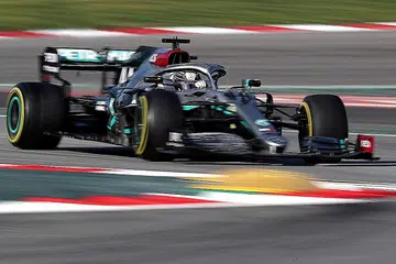 MUSIM BAKAL BERMULA: Lewis Hamilton memandu kenderaannya melalui litar Catalunya di Barcelona semasa sesi latihan awal tahun ini. Musim Formula Satu (F1) yang ditunggak Covid-19 akan bermula di Austria hujung minggu ini. - Foto REUTERS